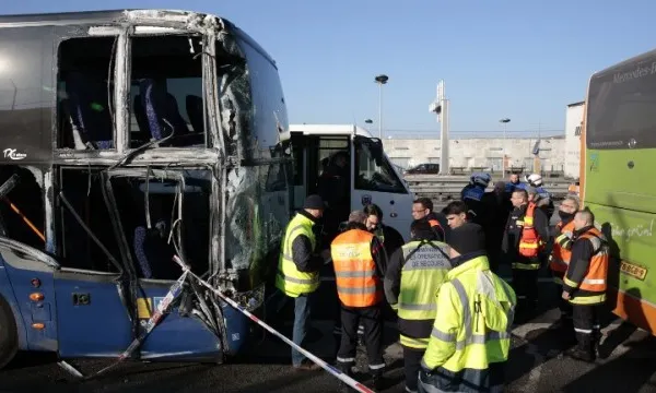 Accident cumplit de autocar. 33 de răniți, printre ei sunt și români