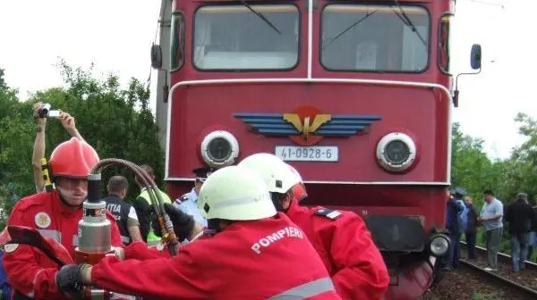 Accident foarte grav - Un mort și trei răniți după ce o mașină a fost lovită de tren