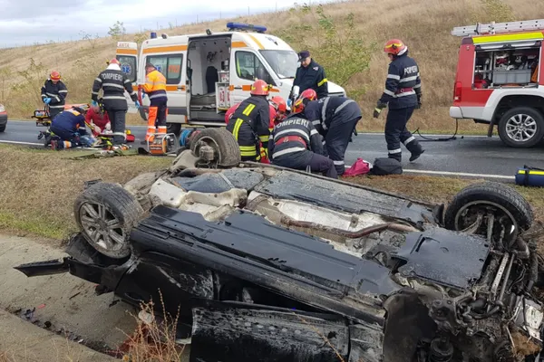 Accident cumplit, în jud. Timiș: un mort și 2 răniți, după ce mașina s-a răsturnat