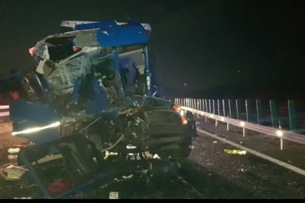 Accident rutier pe A1, între un TIR și un autocamion. O persoană a fost rănită