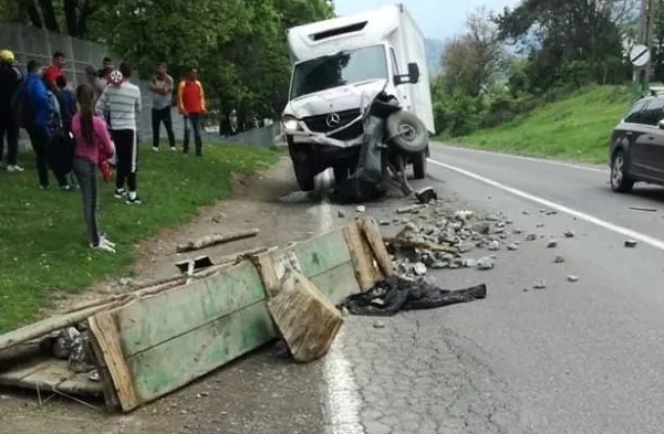 VIDEO | Accident grav, în Dolj, între o mașină și o căruță. Doi oameni au murit