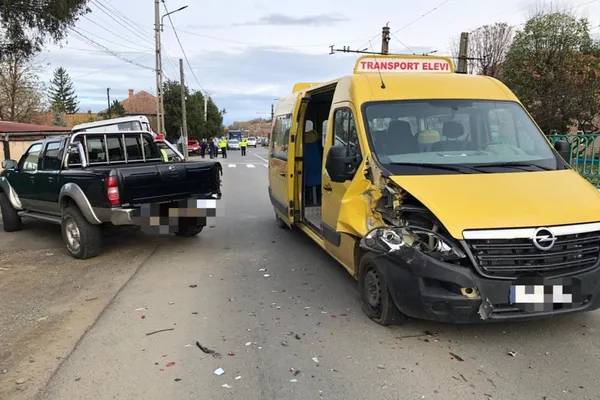 Microbuz școlar cu 16 copii, implicat într-un accident, în județul Arad. 7 au ajuns la spital