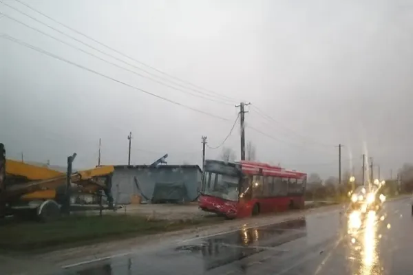 Accident grav, în jud. Dâmbovița. Autobuz plin cu pasageri, spulberat: o victimă