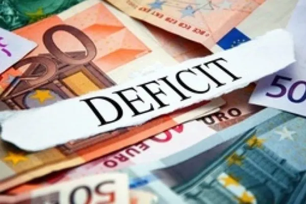 România ar putea fi nevoită să înghețe cheltuielile, din cauza deficitului. Ce se întâmplă cu măririle de pensii și salarii?