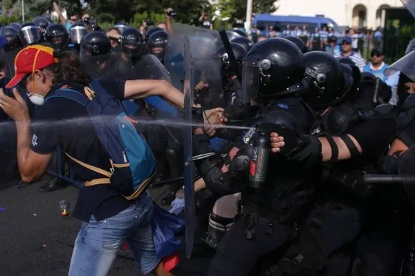 Agresorii jandarmeriței de la protestele din 10 august scapă de închisoare