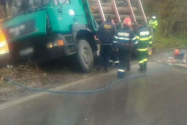 Accident înfiorător în județul Dâmbovița. O femeie, prinsă sub un camion la Moțăieni
