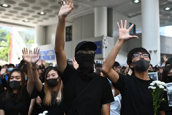 Protestele au erupt din nou în Hong Kong după moartea unui student la IT