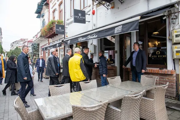 Imagini scăpate pe ,,internet''cu Iohannis la un restaurant din Târgoviște