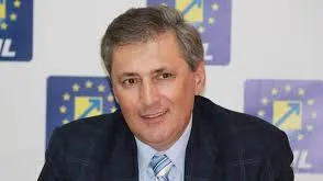 Polițiștii, ordin să nu se mai ascundă ca sa prindă șoferi și să zâmbească la cetățeni