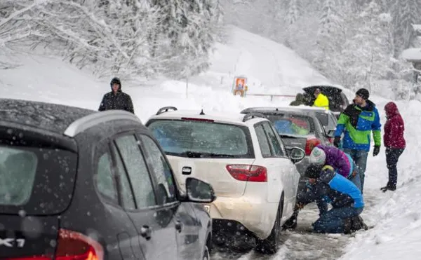 Ninsori puternice în Austria și Italia. Drumuri blocate