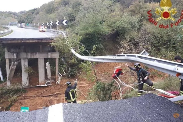 Un pod din Italia s-a prăbușit. Doar o mașină ar fi fost implicată în accident