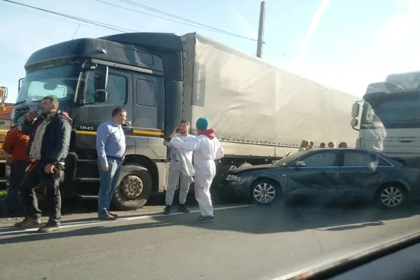 Accident cu 5 victime, în jud. Sibiu. Impact nimicitor: mașina, aruncată dintr-un TIR în altul