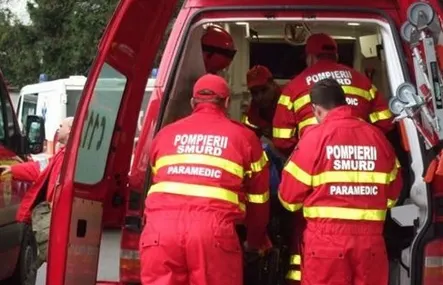 Accident cumplit în Caraș-Severin. Două persoane, rănite după ce au căzut cu maşina de la o înălţime de 12 metri