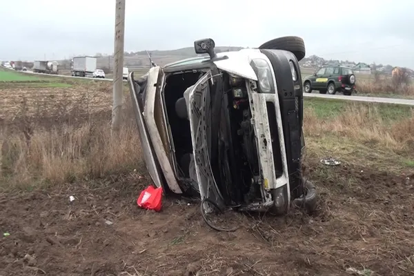 Accident grav, în jud. Suceava: a ajuns la spital, după ce s-a răsturnat cu mașina pe câmp