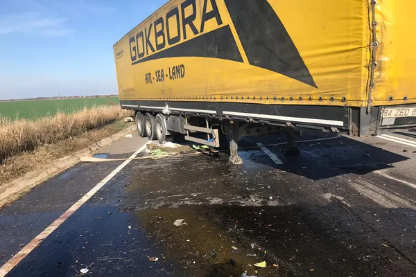 Pericol de explozie pe șosea! Un autotren cu azoatat de amoniu, implicat într-un accident mortal