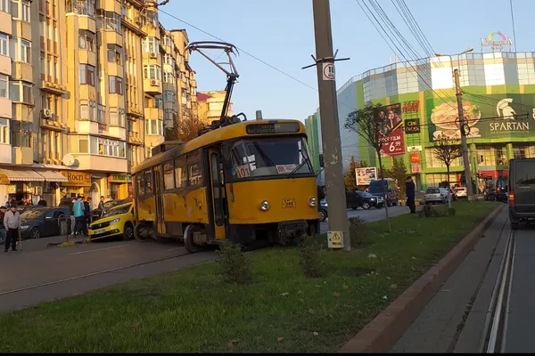 Un tramvai a sărit de pe șine direct într-un taxi. Accident șocant