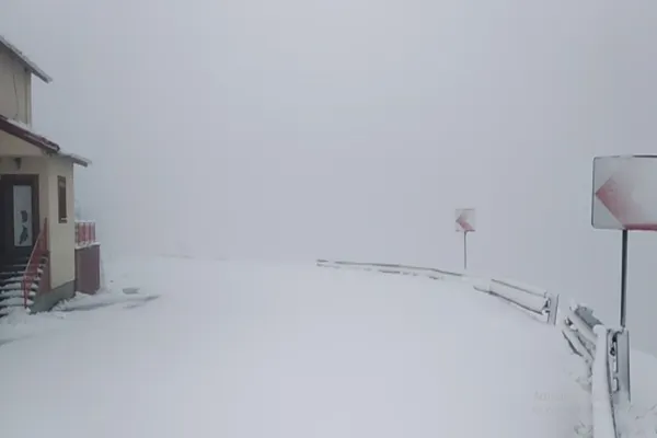 VIDEO. Pe Transfăgărășan, la cota 2000, ninge ca în povești!