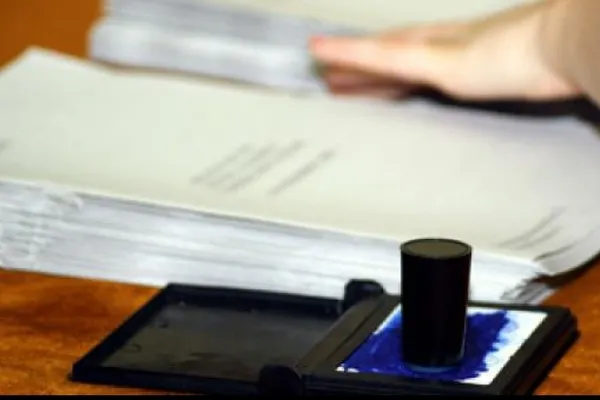 Doi bărbaţi din Dolj  şi-au rupt buletinele de vot după ce au votat