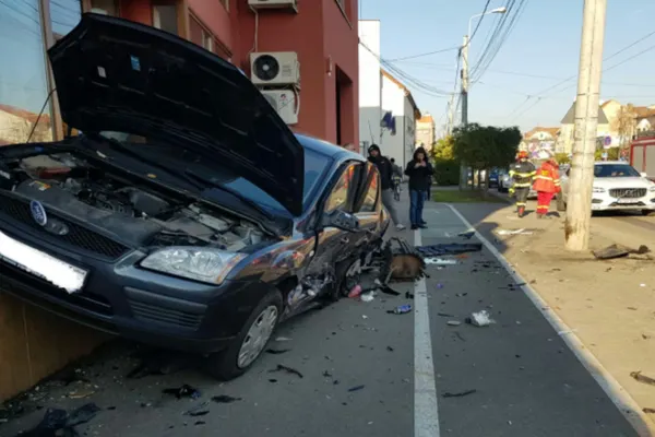 Accident ca-n filme la Timișoara. O mașină parcată a "zburat" într-o casă