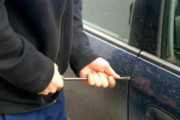 Anchetă uriașă a polițiștilor din Ilfov după ce mai multe mașini dintr-un cartier de lux au fost sparte