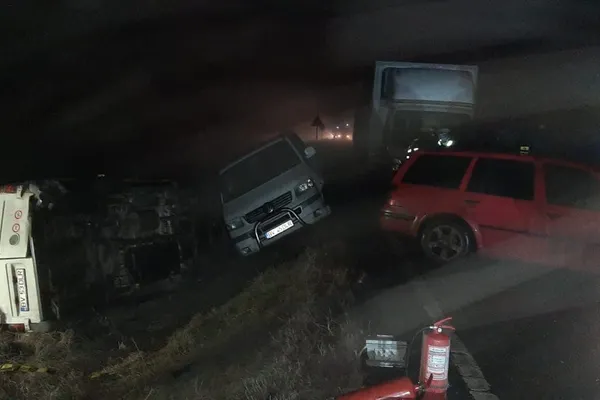 Accident crunt cu 3 mașini și 3 autoutilitare, luni dimineață