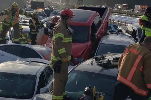 Accident în lanț cu 63 de mașini! Poleiul și ceața au făcut ravagii