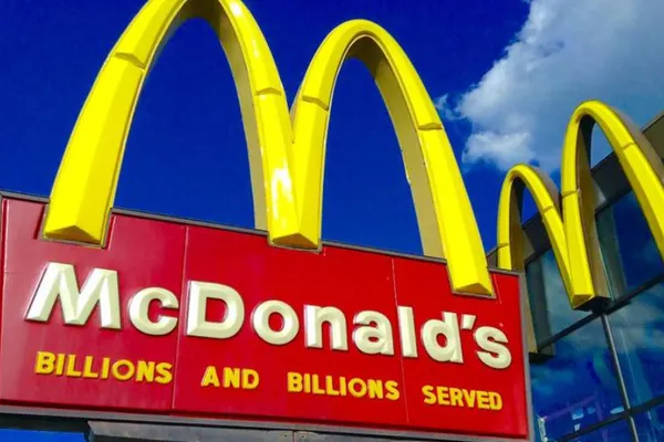 McDonald's, focar grav de E. Coli, în SUA: un mort și zeci de oameni îmbolnăviți