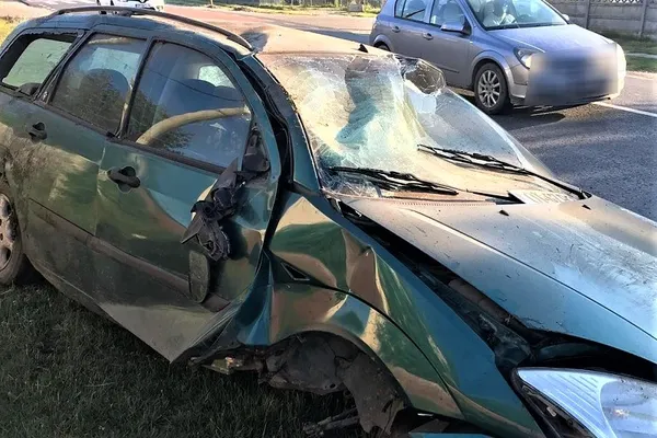 Accident cu cinci răniți, după ciocnirea a două autoturisme cu un TIR