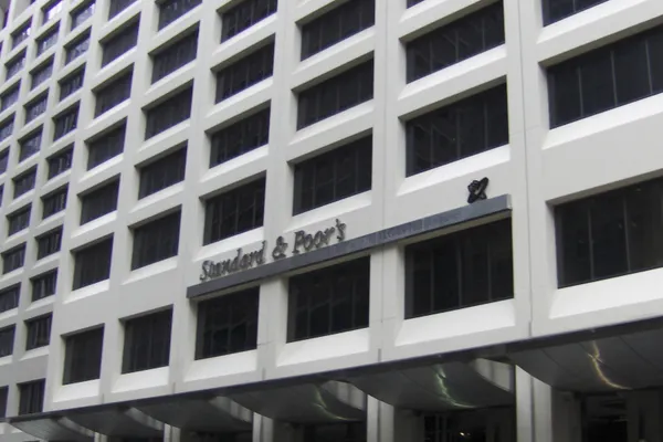 Avertisment Standard & Poor's către Parlament: Majorarea pensiilor cu 40% ar avea efecte greu de controlat