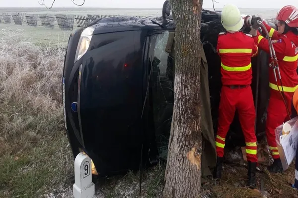 Accident în jud. Olt! Două persoane, grav rănite după ce o mașină s-a izbit de un copac