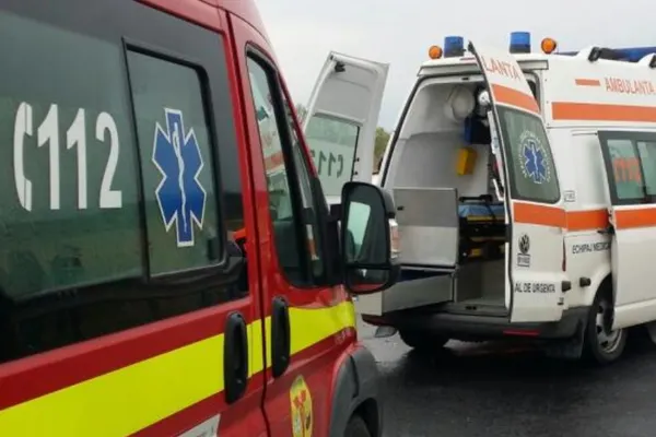 Accident pe DN 17. Un autoturism a ajuns într-un parapet