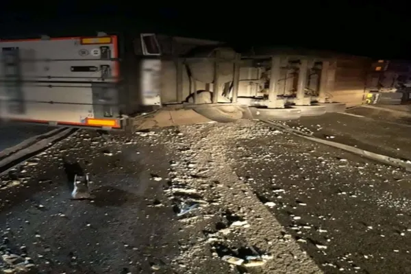 Un TIR încărcat cu iaurt s-a răsturnat pe A1, în județul Giurgiu. Circulația este blocată