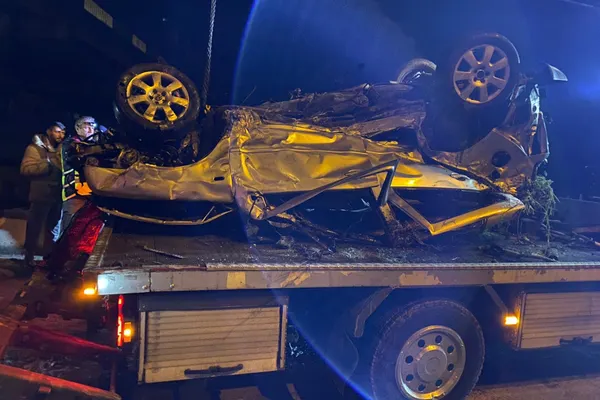 Accident cumplit, în Reșița: un mort, după ce mașina a fost aruncată dintr-un stâlp în albia râului
