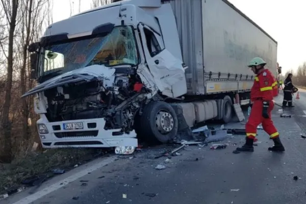 FOTO Accident pe DN1A. Două TIR-uri au intrat în coliziune