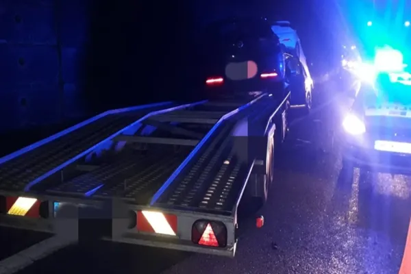 Accident pe Valea Oltului. S-a desprins o platformă încărcată cu mașini și a intrat pe contrasens