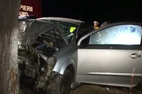 Accident grav, din cauza vitezei excesive, în jud. Argeș: 4 victime, după ce s-au izbit de un pom