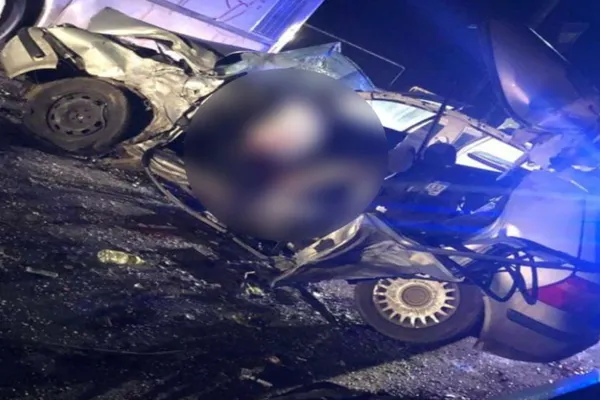 Accident cumplit. Un polițist a murit, după ce a intrat cu mașina într-un autobuz plin cu călători