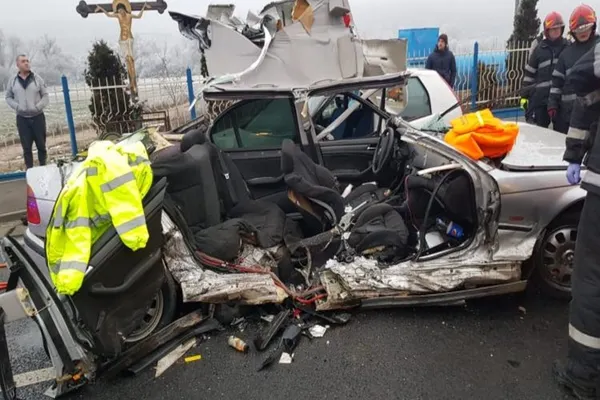 Accident în lanț, la ieșirea din Cluj: 3 victime. Una din mașinile de intervenție, implicată într-un impact violent, pe drum!