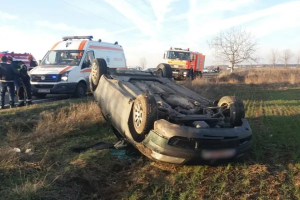 Accident spectaculos, în Dâmbovița: 3 răniți, după ce mașina s-a răsturnat pe câmp