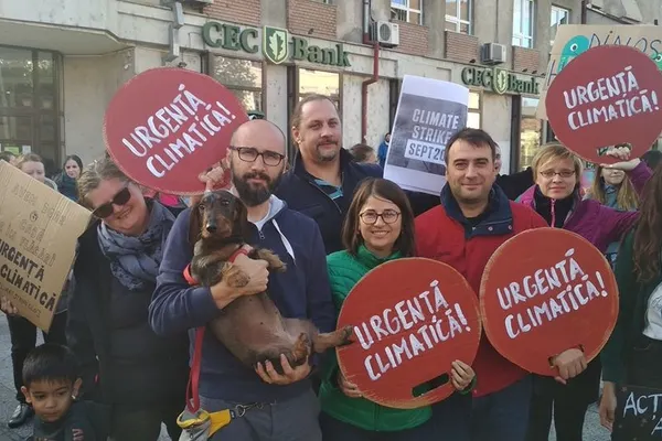 Protest la sediul DNA! O femeie îmbrăcată în auriu, legată la ochi, întruchipează Justiția oarbă