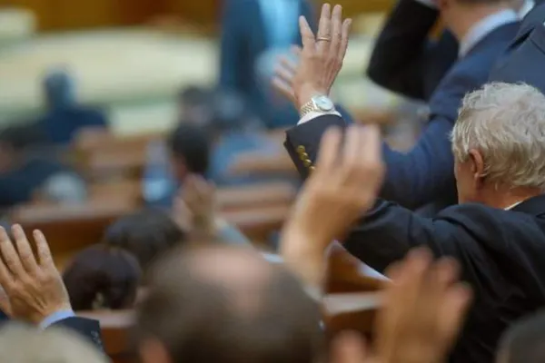A fost stabilit calendarul asumării răspunderii Guvernului pe alegerea primarilor în două tururi