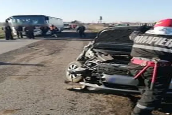 Accident rutier între un autobuz în care se aflau 20 de persoane și un autoturism. Două persoane au fost rănite