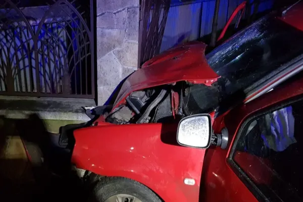 Accident grav, în jud. Suceava: 4 victime, după ce s-au izbit cu mașina de un gard de beton