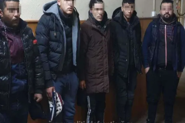 12 migranți din Irak, Siria și India, descoperiți de către polițiștii de frontieră din Arad în timp ce încercau să treacă ilegal frontiera cu Ungaria