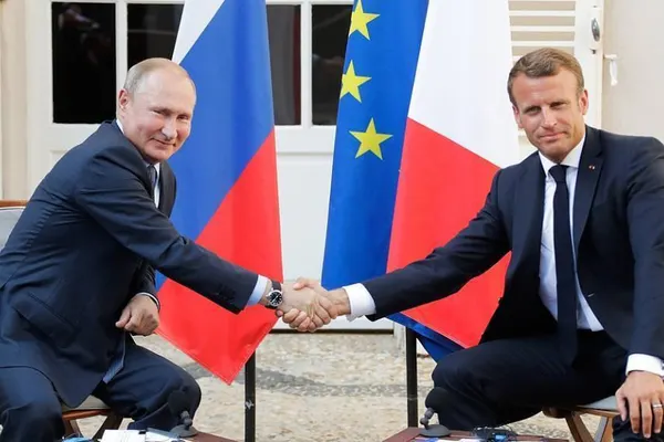 Putin i-a transmis lui Macron că nu renunță la Peninsula Crimeea și la "denazificarea" Ucrainei