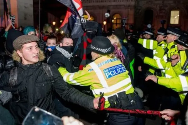 Proteste în Marea Britanie după victoria lui Boris Johnson. Manifestanții furioși s-au bătut cu polițiștii