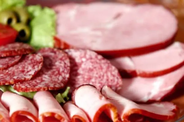 ALERTĂ ALIMENTARĂ! Mezeluri, RETRASE de urgență din magazine. Pericol uriaș pentru sănătate