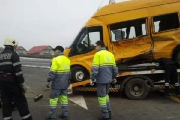 Accident grav cu un microbuz școlar