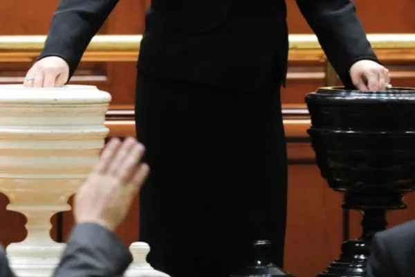Moțiunea de cenzură a trecut cu un scor zdrobitor. Ilie Bolojan pleacă acasă