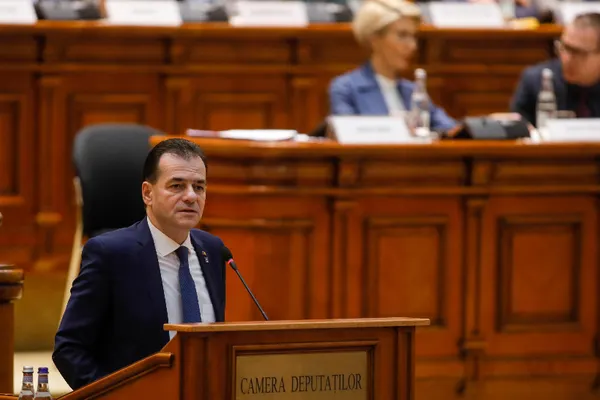 În premieră! Guvernul și-a asumat în Parlament răspunderea pe buget. Cumulul pensiei cu salariul, interzis